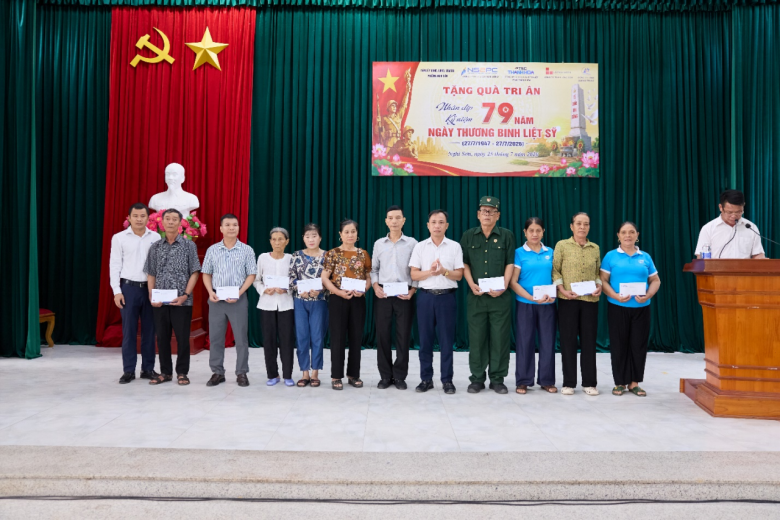 Trao quà tri ân các gia đình chính sách, người có công với cách mạng trên địa bàn phường Nghi Sơn.