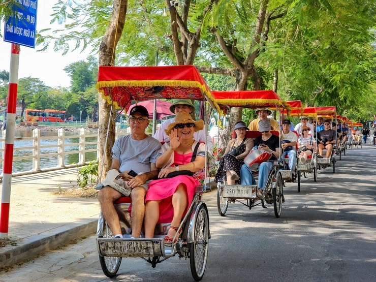 Khách quốc tế tham quan, trải nghiệm khu phố Đảo Ngọc - Ngũ Xã, Ba Đình