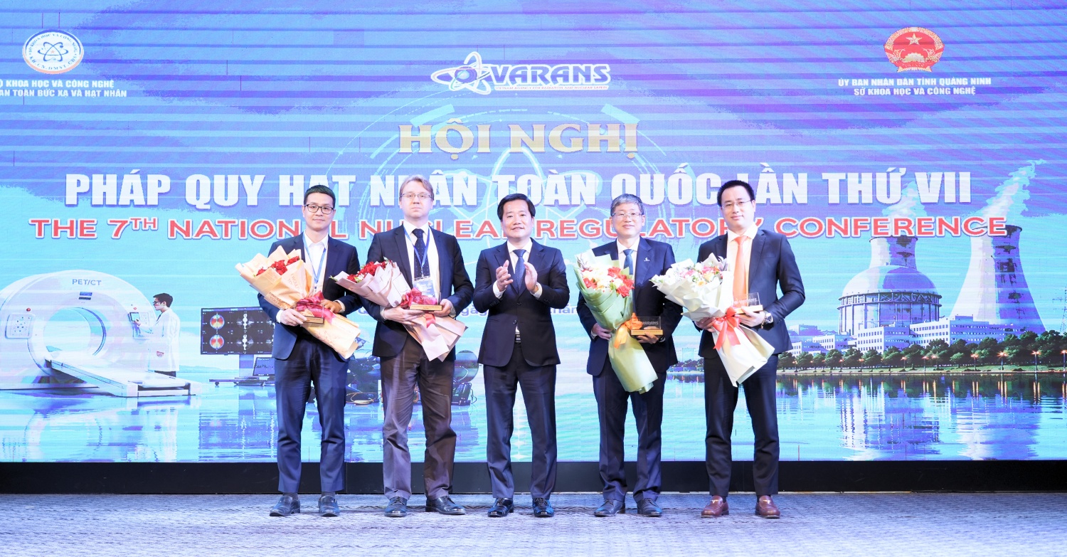 Petrovietnam được trao nhận kỷ niệm chương của VARANS Petrovietnam được trao nhận kỷ niệm chương của VARANS