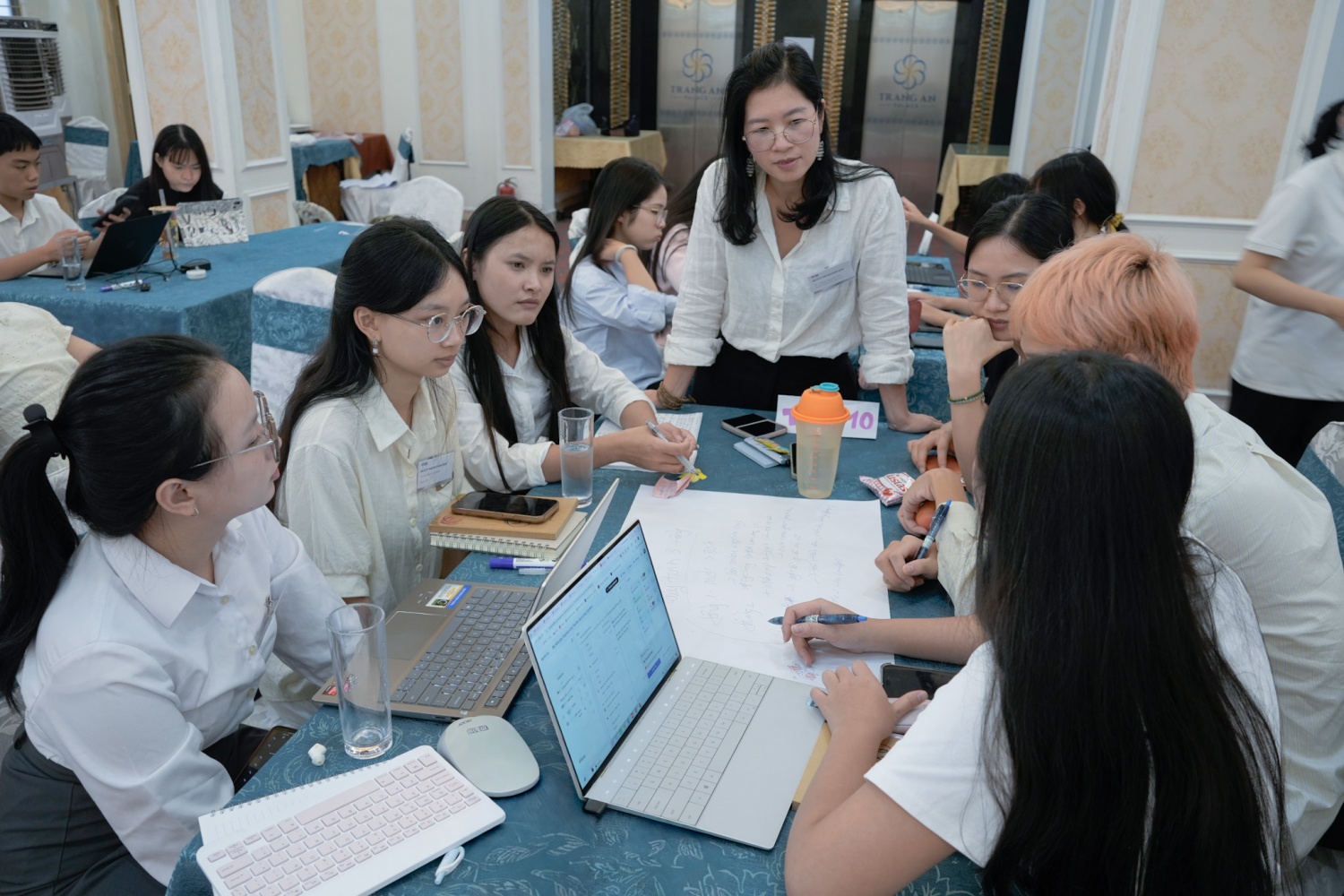 Các đội thi trao đổi với cố vấn Các đội thi trao đổi với cố vấn
