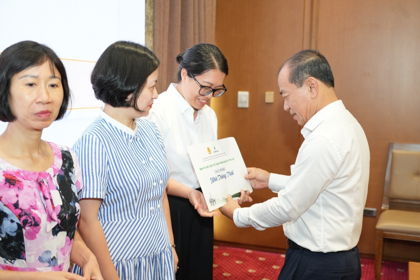 Đồng chí Phạm Quang Dũng, Phó Bí thư Thường trực Đảng ủy Bộ máy Quản lý và Điều hành Petrovietnam trao giấy chứng nhận cho thí sinh Đồng chí Phạm Quang Dũng, Phó Bí thư Thường trực Đảng ủy Bộ máy Quản lý và Điều hành Petrovietnam trao giấy chứng nhận cho thí sinh