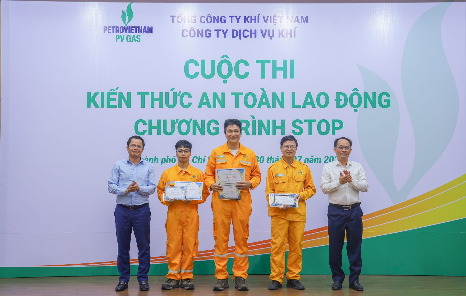 Ông Nguyễn Phương Cảo và ông Đỗ Thành Trung trao giải cho các thí sinh