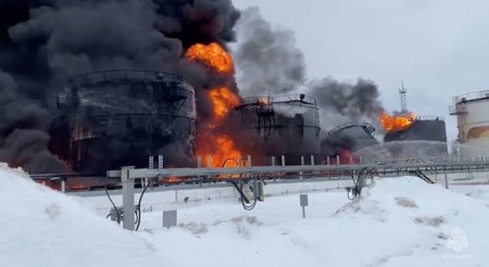 Ukraine tấn công nhà máy lọc dầu, căn cứ máy bay của Nga