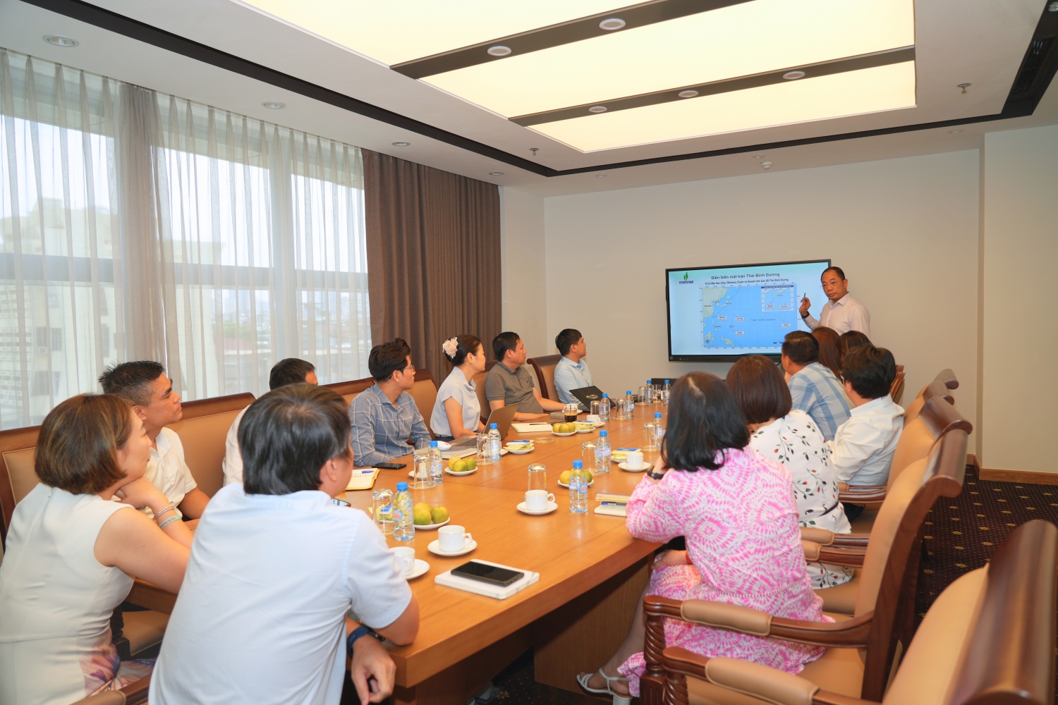 Đồng chí Cao Hoài Dương - Ủy viên Ban Chấp hành Đảng bộ, Phó Tổng giám đốc Tập đoàn sinh hoạt chi bộ cùng chi bộ Thương mại Dịch vụ