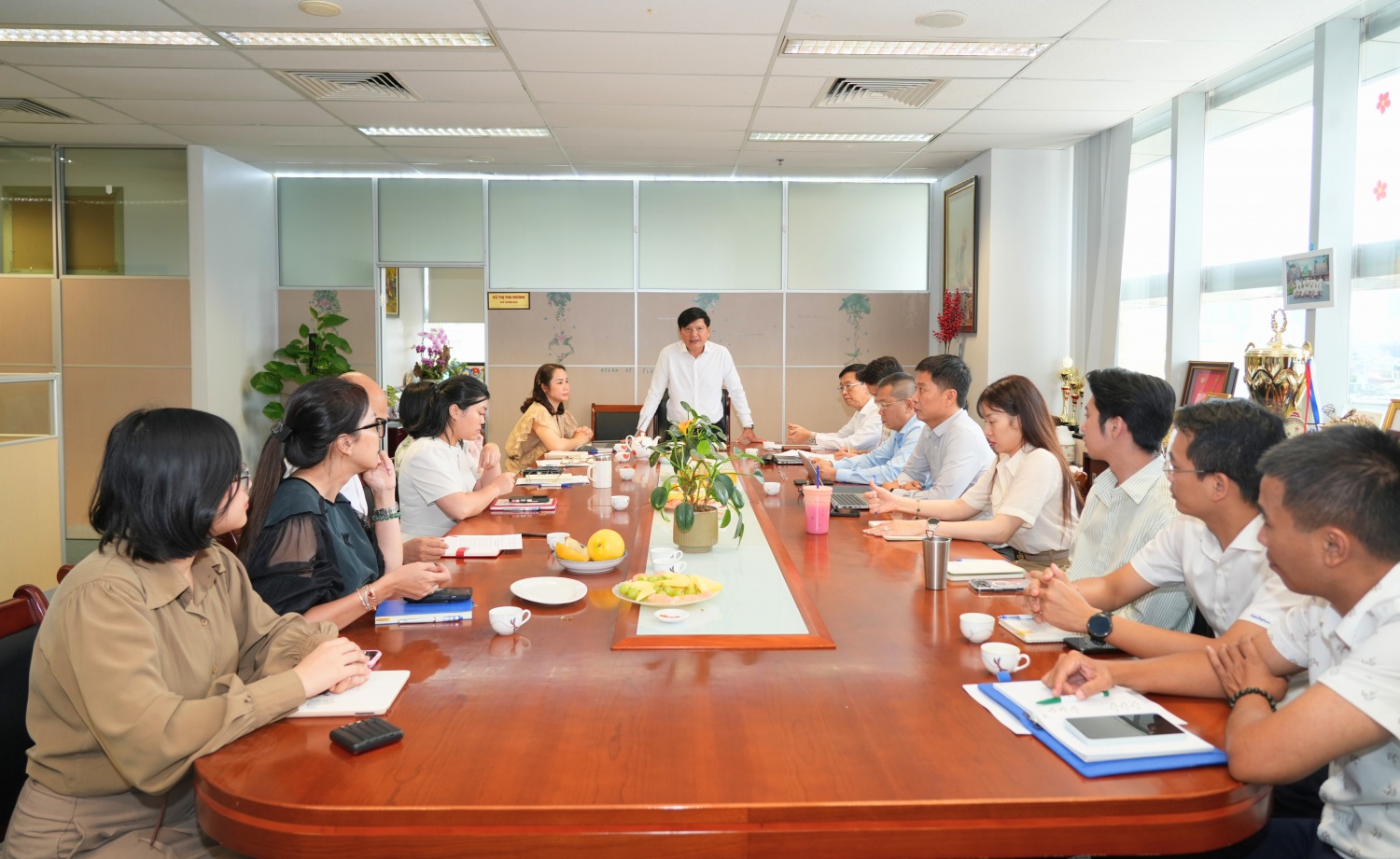 Đồng chí Trần Quang Dũng - Phó Bí thư Thường trực Đảng ủy Tập đoàn sinh hoạt chi bộ