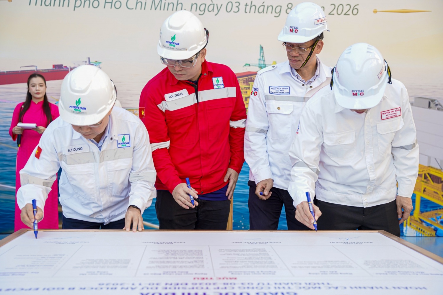 Đại diện Ban Lãnh đạo và Công đoàn PQPOC, PTSC M&C ký giao ước thi đua giai đoạn 2 phong trào thi đua Phát động thi đua 120 ngày đêm hoàn thành các mốc thi công trọng điểm Dự án phát triển mỏ khí Lô B