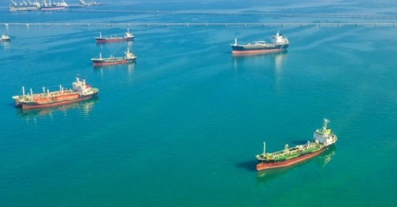 Hoạt động hàng hải tại Hormuz vẫn trầm lắng trước tín hiệu nối lại đàm phán