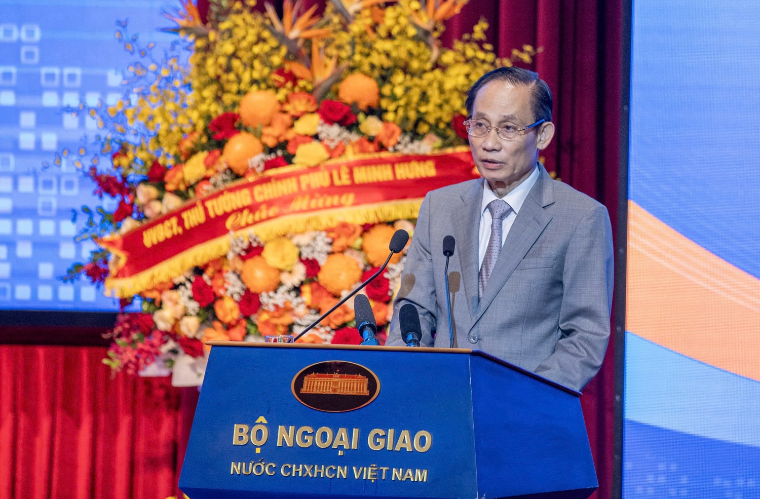 Ngoại giao trong giai đoạn mới: Tư duy đột phá, hành động quyết liệt, kết quả thực chất Ngoại giao trong giai đoạn mới: Tư duy đột phá, hành động quyết liệt, kết quả thực chất