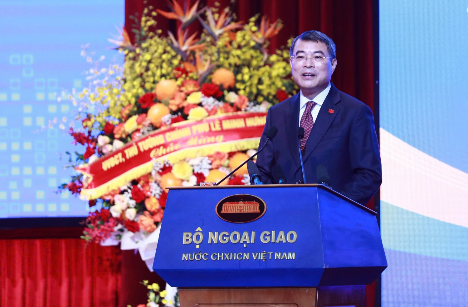 Ngoại giao trong giai đoạn mới: Tư duy đột phá, hành động quyết liệt, kết quả thực chất Ngoại giao trong giai đoạn mới: Tư duy đột phá, hành động quyết liệt, kết quả thực chất