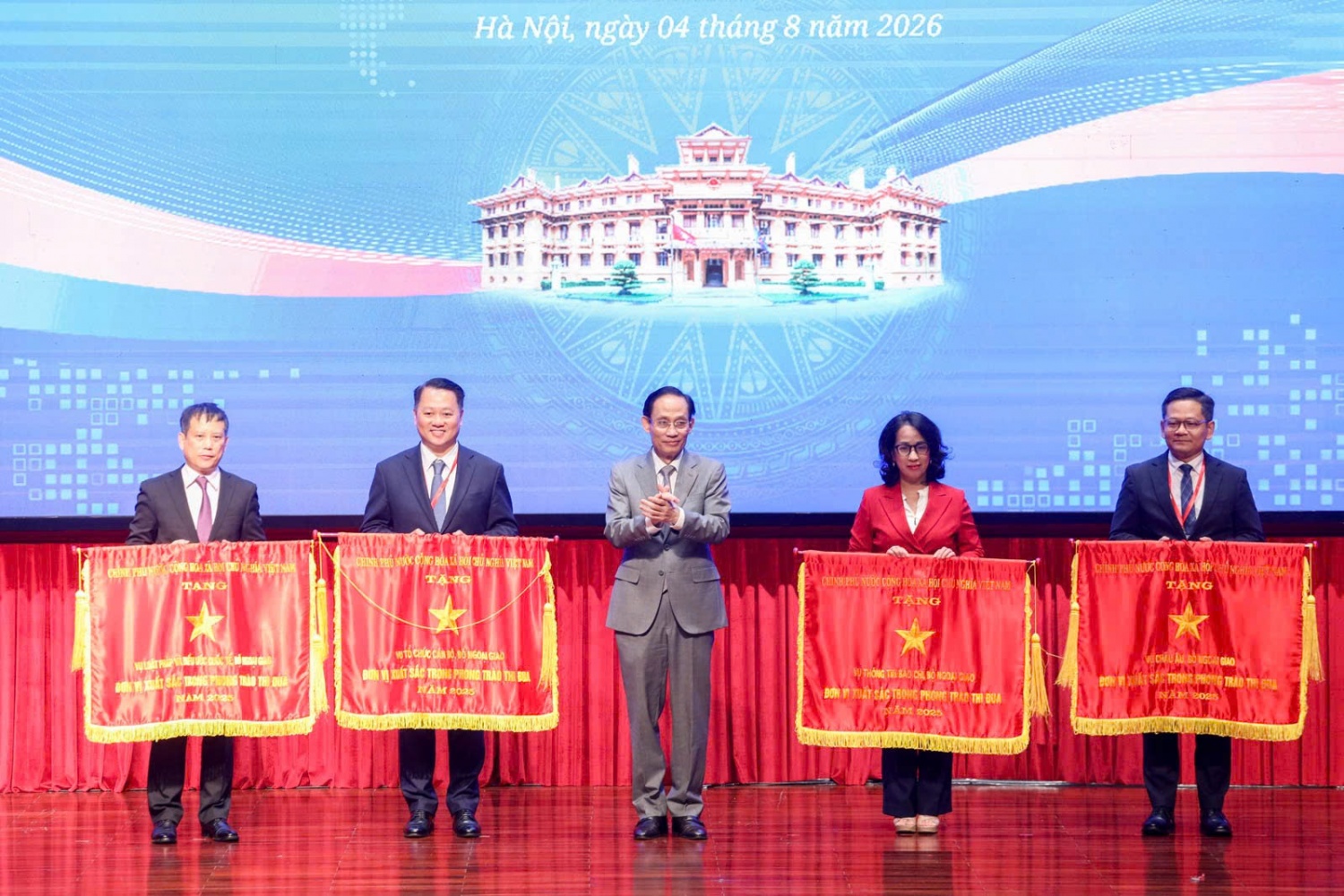 Ngoại giao trong giai đoạn mới: Tư duy đột phá, hành động quyết liệt, kết quả thực chất Ngoại giao trong giai đoạn mới: Tư duy đột phá, hành động quyết liệt, kết quả thực chất