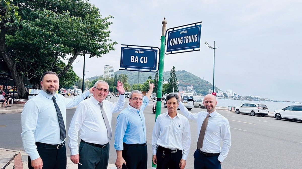 Hai con đường, một tình hữu nghị
