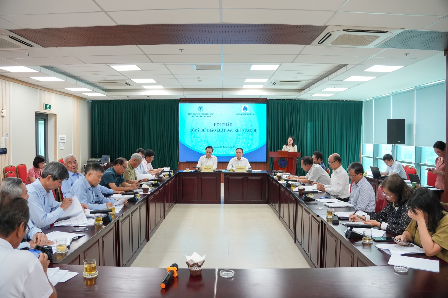 Hoàn thiện Luật Dầu khí để tạo đột phá về thể chế và nâng cao năng lực cạnh tranh Hoàn thiện Luật Dầu khí để tạo đột phá về thể chế và nâng cao năng lực cạnh tranh
