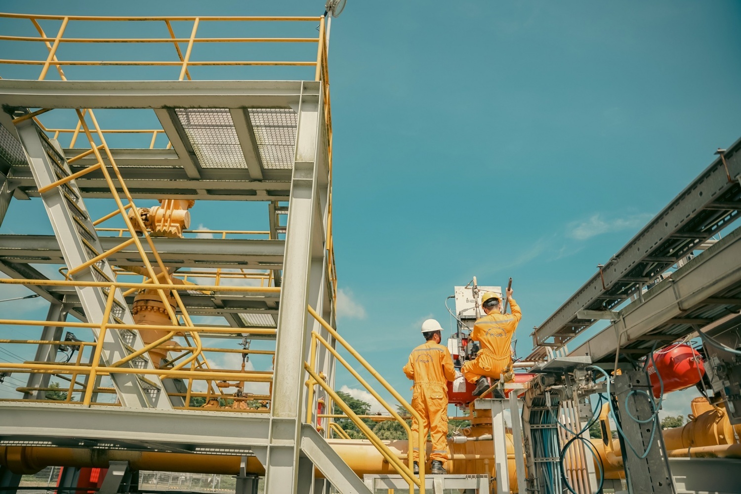 Người lao động PV GAS thực hiện công tác bảo dưỡng công trình khí