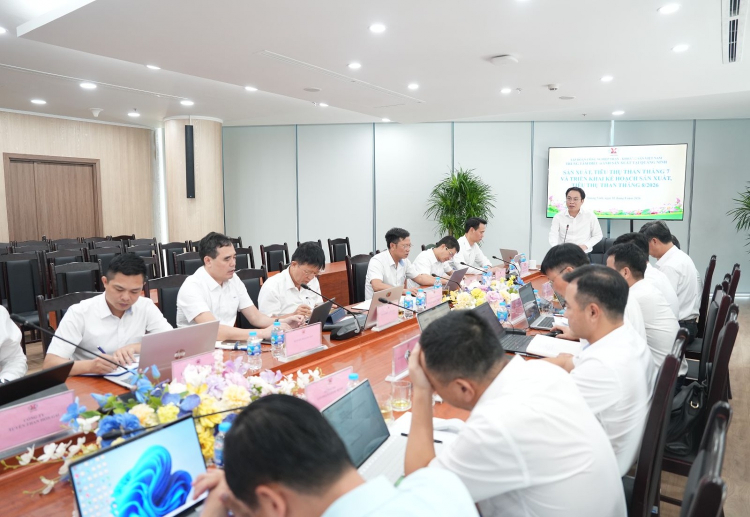 Tháng 7 năm 2026, TKV sản xuất đạt gần 3 triệu tấn than nguyên khai TKV giao ban điều hành sản xuất tháng 8
