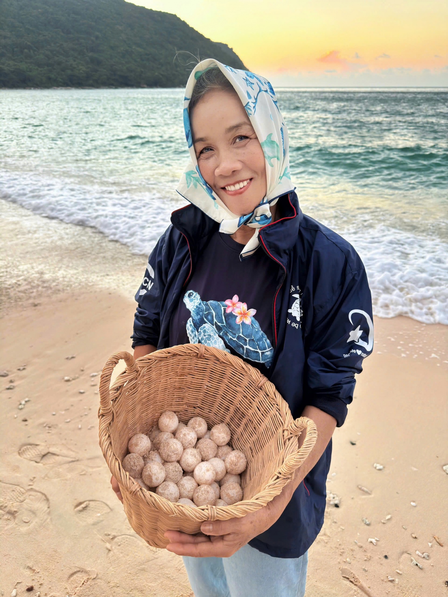 Phượng bên rổ trứng rùa chuẩn bị cho hành trình ấp nở. Phượng bên rổ trứng rùa chuẩn bị cho hành trình ấp nở.