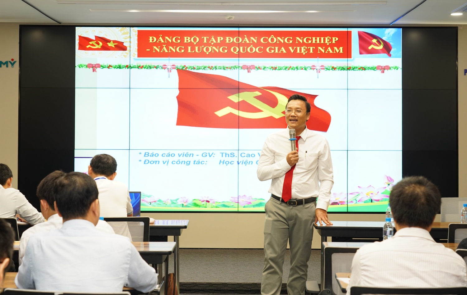 Petrovietnam khai giảng lớp Bồi dưỡng lý luận chính trị dành cho đảng viên mới tại TP. Hồ Chí Minh Petrovietnam khai giảng Lớp bồi dưỡng lý luận chính trị dành cho đảng viên mới tại TP HCM