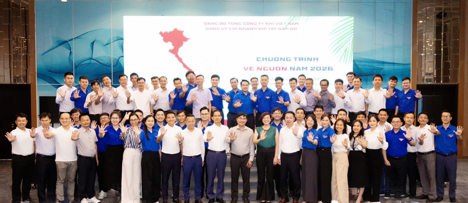 Ban lãnh đạo chụp ảnh lưu niệm cùng ĐVTN KTN