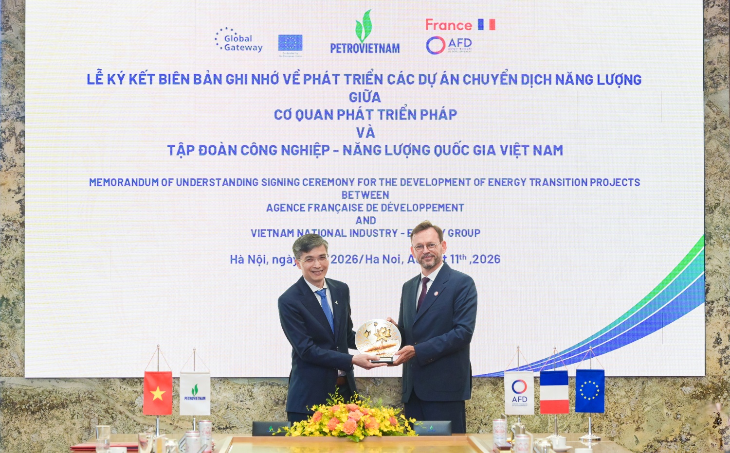 Phó Tổng Giám đốc Petrovietnam Vũ Đào Minh tặng quà lưu niệm cho ông Julien Seillan Phó Tổng Giám đốc Petrovietnam Vũ Đào Minh tặng quà lưu niệm cho ông Julien Seillan