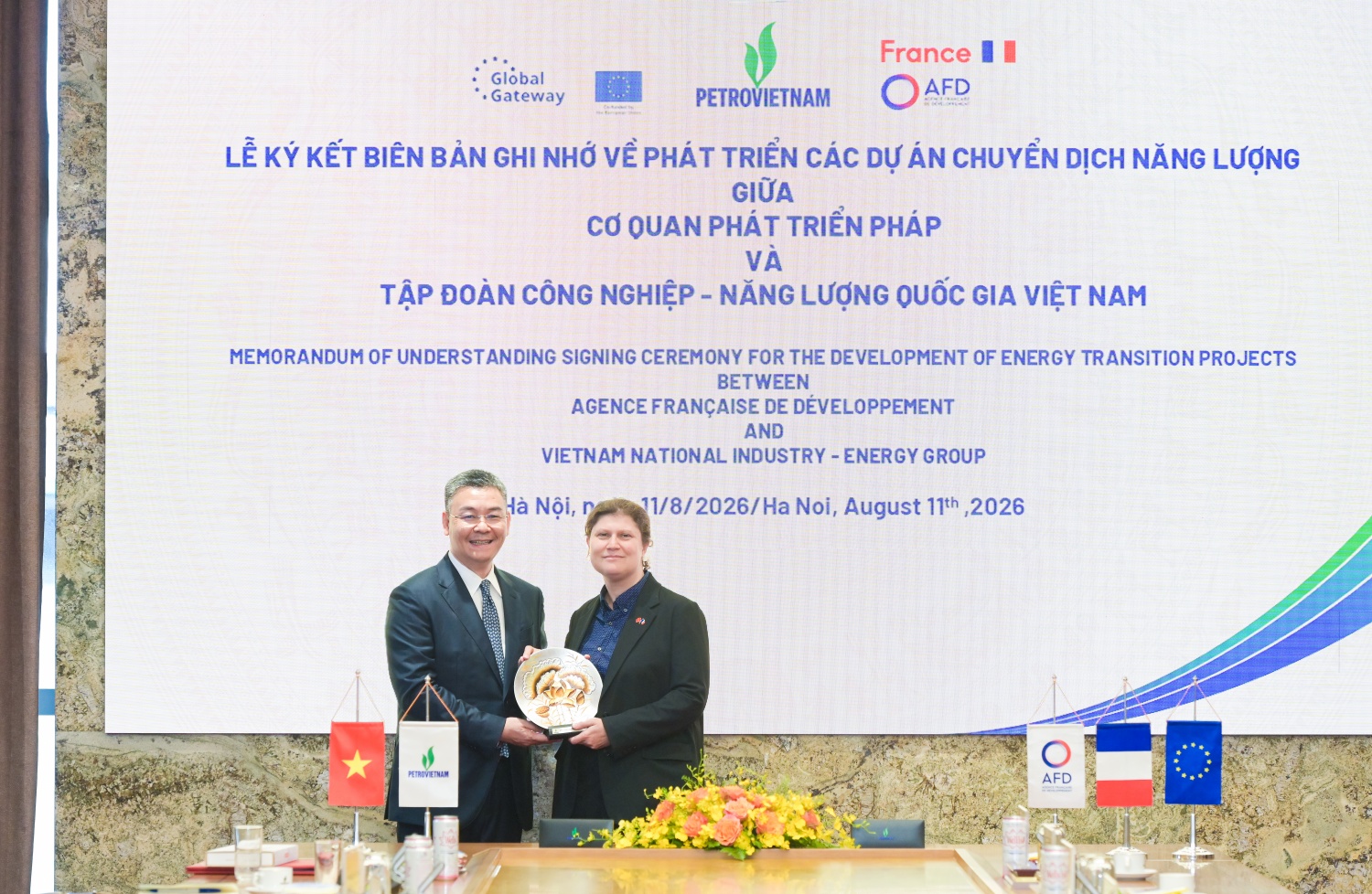 Tổng Giám đốc Petrovietnam Lê Mạnh Cường tặng quà lưu niệm cho bà Marie Keller Tổng Giám đốc Petrovietnam Lê Mạnh Cường tặng quà lưu niệm cho bà Marie Keller