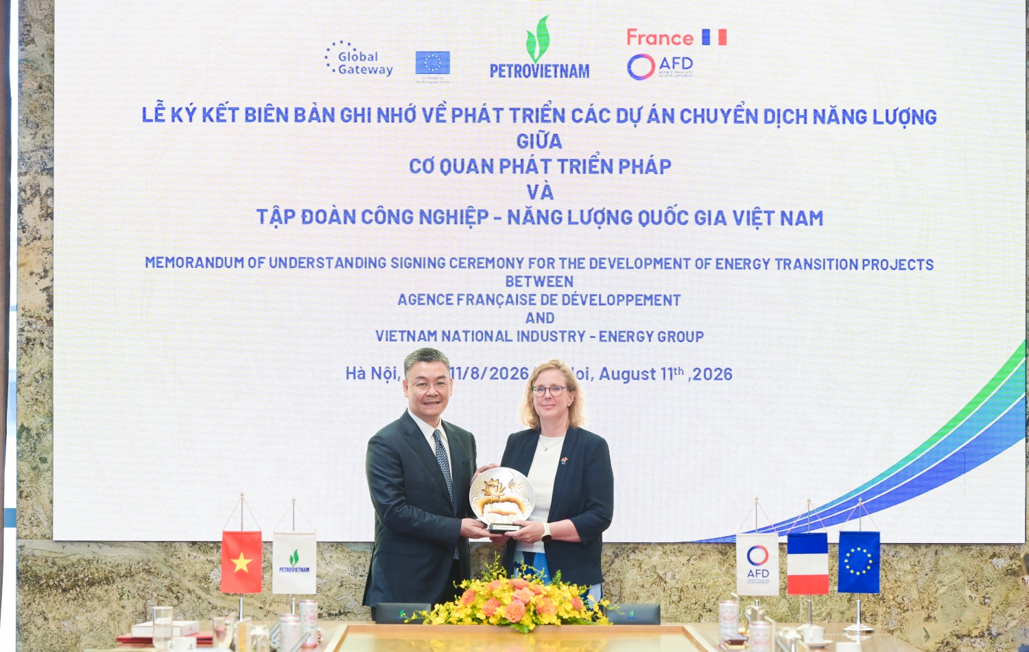 Tổng Giám đốc Petrovietnam Lê Mạnh Cường tặng quà lưu niệm cho bà Kristina Buende Tổng Giám đốc Petrovietnam Lê Mạnh Cường tặng quà lưu niệm cho bà Kristina Buende