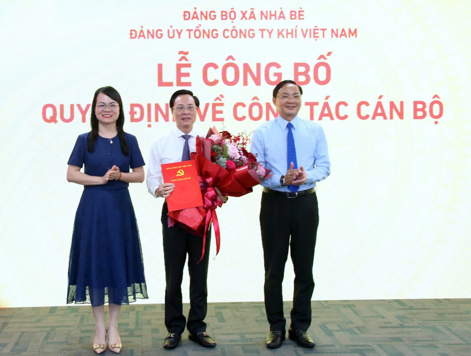 Đồng chí Phan Ngọc Phúc và đồng chí Nguyễn Kiều Thu trao quyết định và chúc mừng đồng chí Bùi Minh Tiến