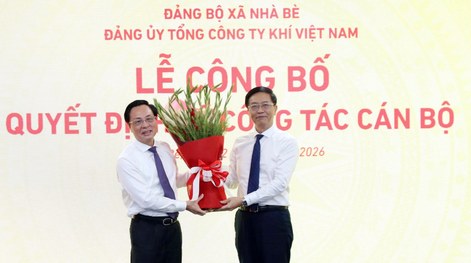 Đồng chí Trần Quang Dũng chúc mừng đồng chí Bùi Minh Tiến
