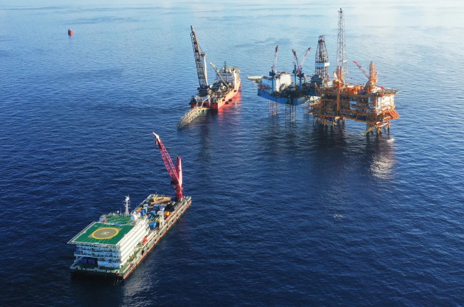 Bản lĩnh Petrovietnam: Tổng thầu vận chuyển, lắp đặt các công trình biển