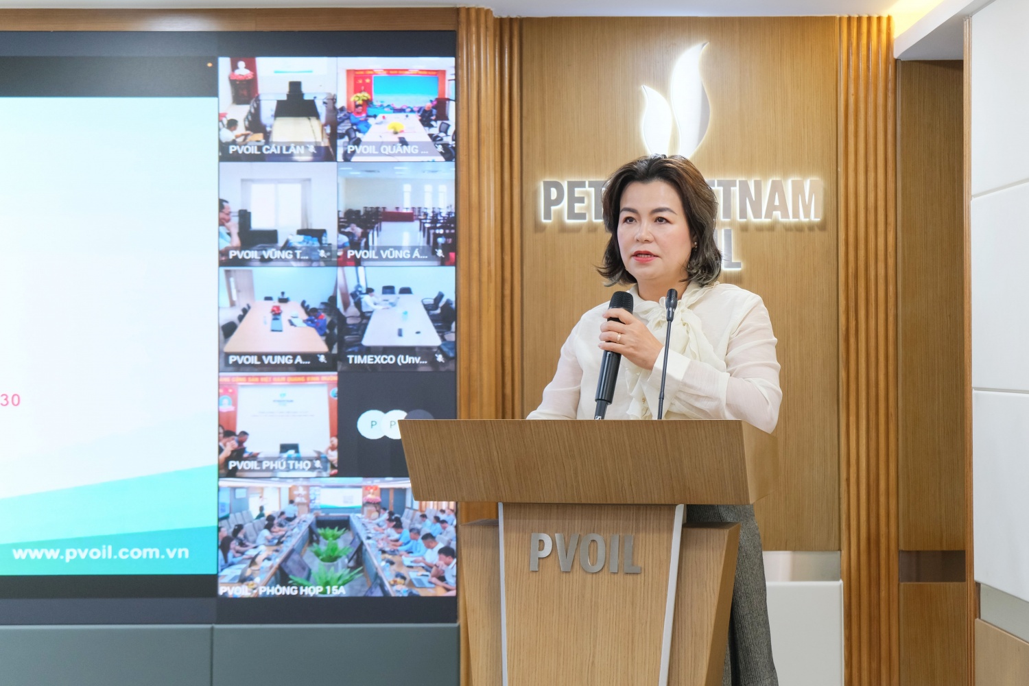 Bà Lê Thị Thu Hương – Phó Tổng Giám đốc PVOIL phát biểu khai mạc chương trình. Bà Lê Thị Thu Hương – Phó Tổng Giám đốc PVOIL phát biểu khai mạc chương trình.