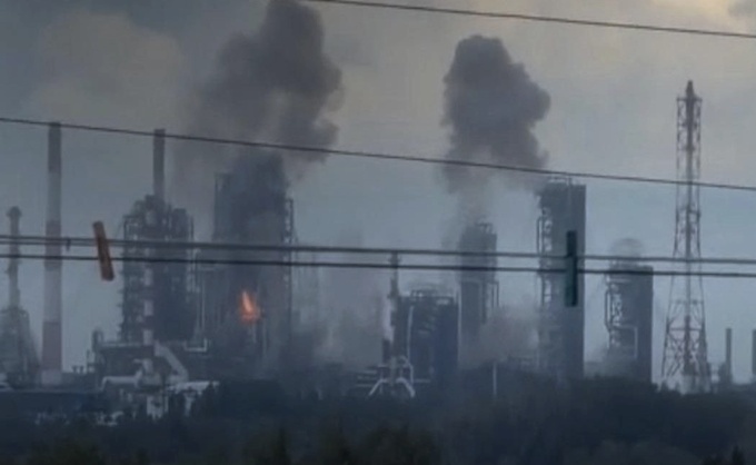 Ukraine tấn công nhà máy lọc dầu lớn của Gazprom