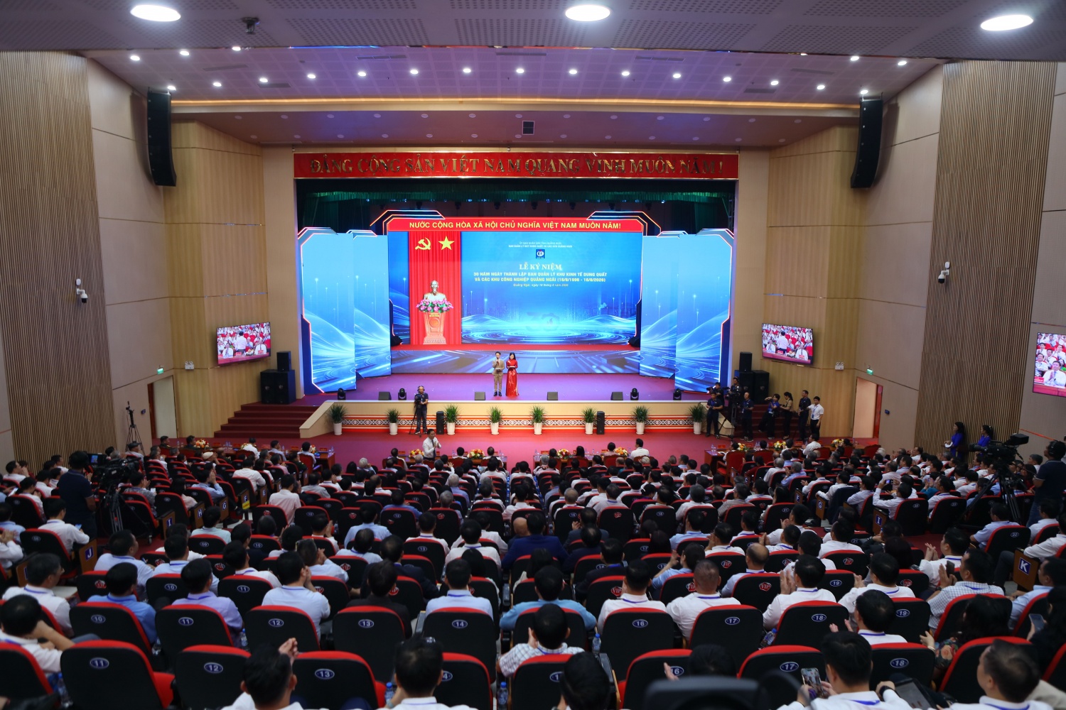 Lọc hoá dầu và gang thép góp phần khẳng định vị thế của KKT Dung Quất Lọc hoá dầu và gang thép góp phần khẳng định vị thế của KKT Dung Quất