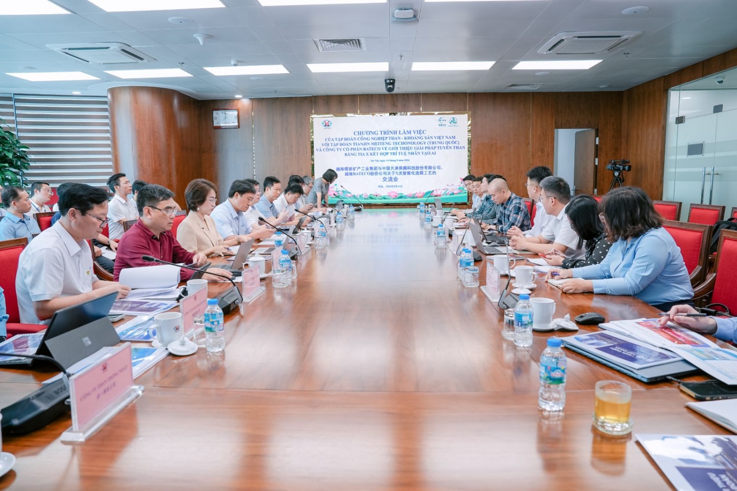 TKV tìm hiểu công nghệ tuyển than bằng tia X kết hợp AI