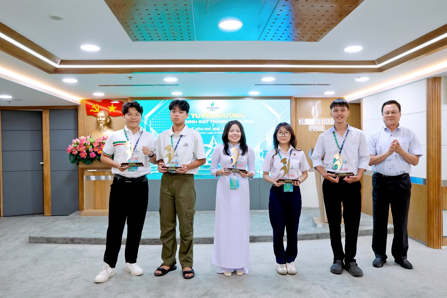 PVOIL tuyên dương các học sinh đạt thành tích cao, nâng bước thế hệ tương lai