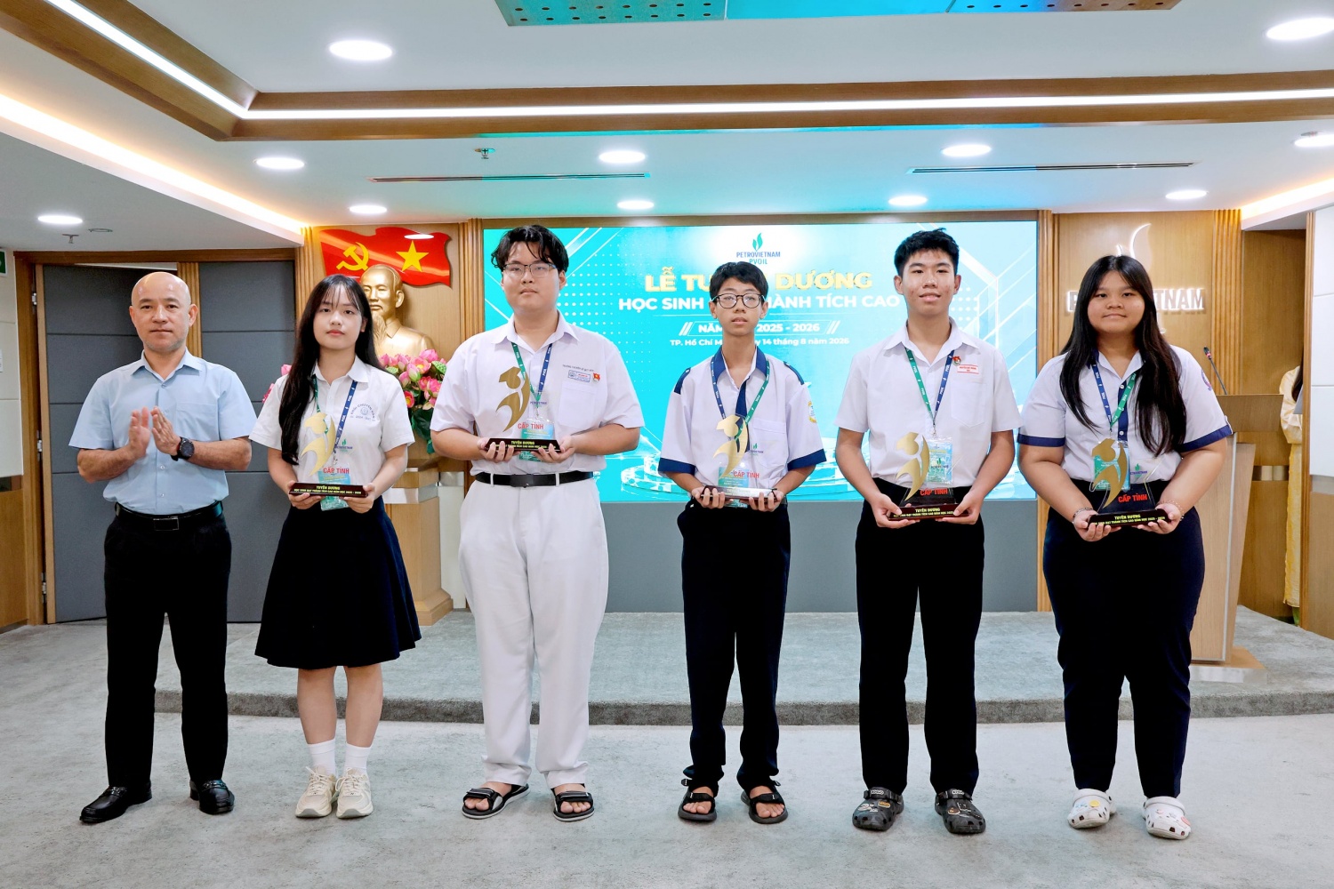 PVOIL tuyên dương các học sinh đạt thành tích cao, nâng bước thế hệ tương lai