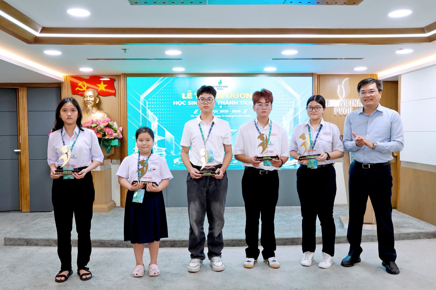 PVOIL tuyên dương các học sinh đạt thành tích cao, nâng bước thế hệ tương lai