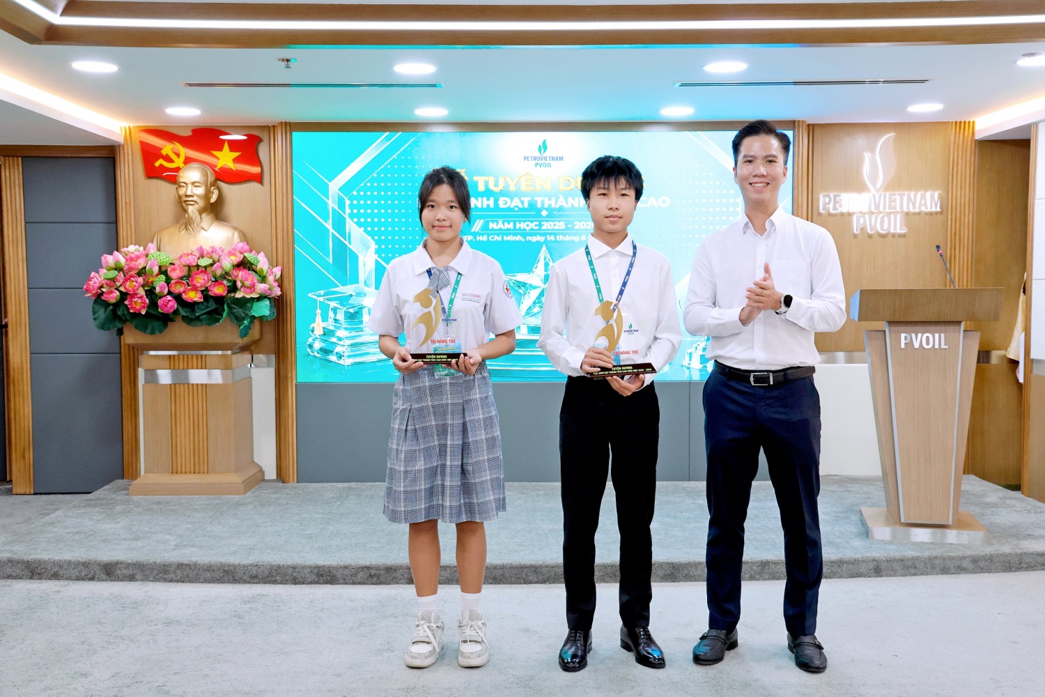 PVOIL tuyên dương các học sinh đạt thành tích cao, nâng bước thế hệ tương lai