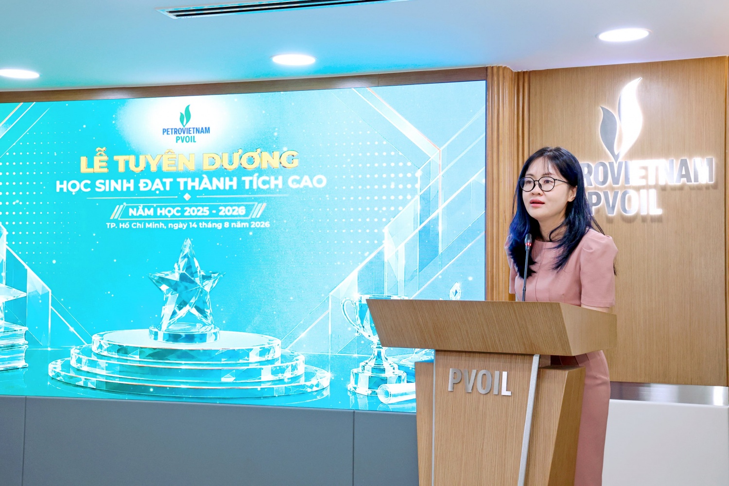 Bà Nguyễn Linh Giang - Phó Bí thư Đảng ủy, Thành viên HĐQT Tổng công ty Tổng công ty khen ngợi và động viên các cháu học sinh đạt thành tích cao