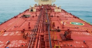 Lưu lượng tàu chở dầu qua eo biển Hormuz tiếp tục giảm
