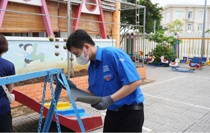 Đoàn viên thanh niên POS thực hiện sơn sửa cơ sở vật chất tại Trường Mầm non Hướng Dương.