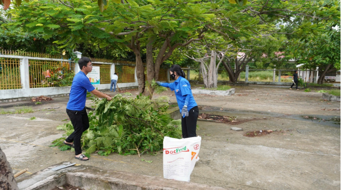 Lực lượng tình nguyện viên dọn dẹp, chỉnh trang khuôn viên Trường Tiểu học Long Sơn 1.