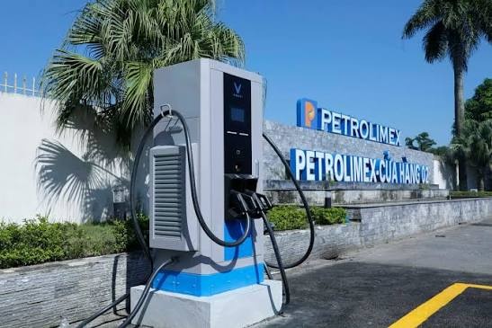 Các doanh nghiệp tăng tốc phủ trạm sạc trên cao tốc