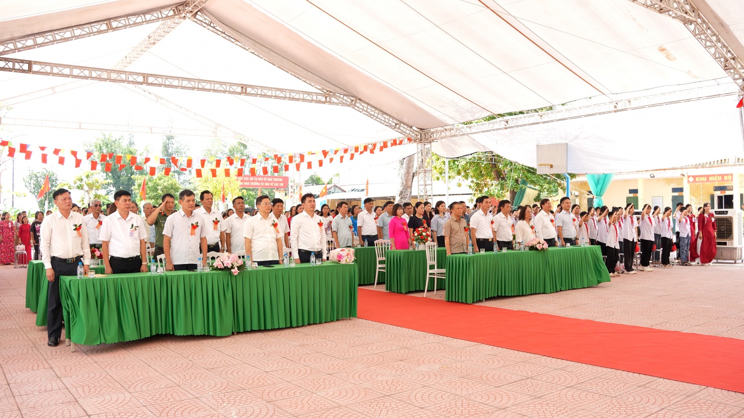 Các đại biểu tham dự Lễ khánh thành trường TH - THCS Hiệp Hòa (Hưng Yên) Các đại biểu tham dự Lễ khánh thành trường TH - THCS Hiệp Hòa (Hưng Yên)