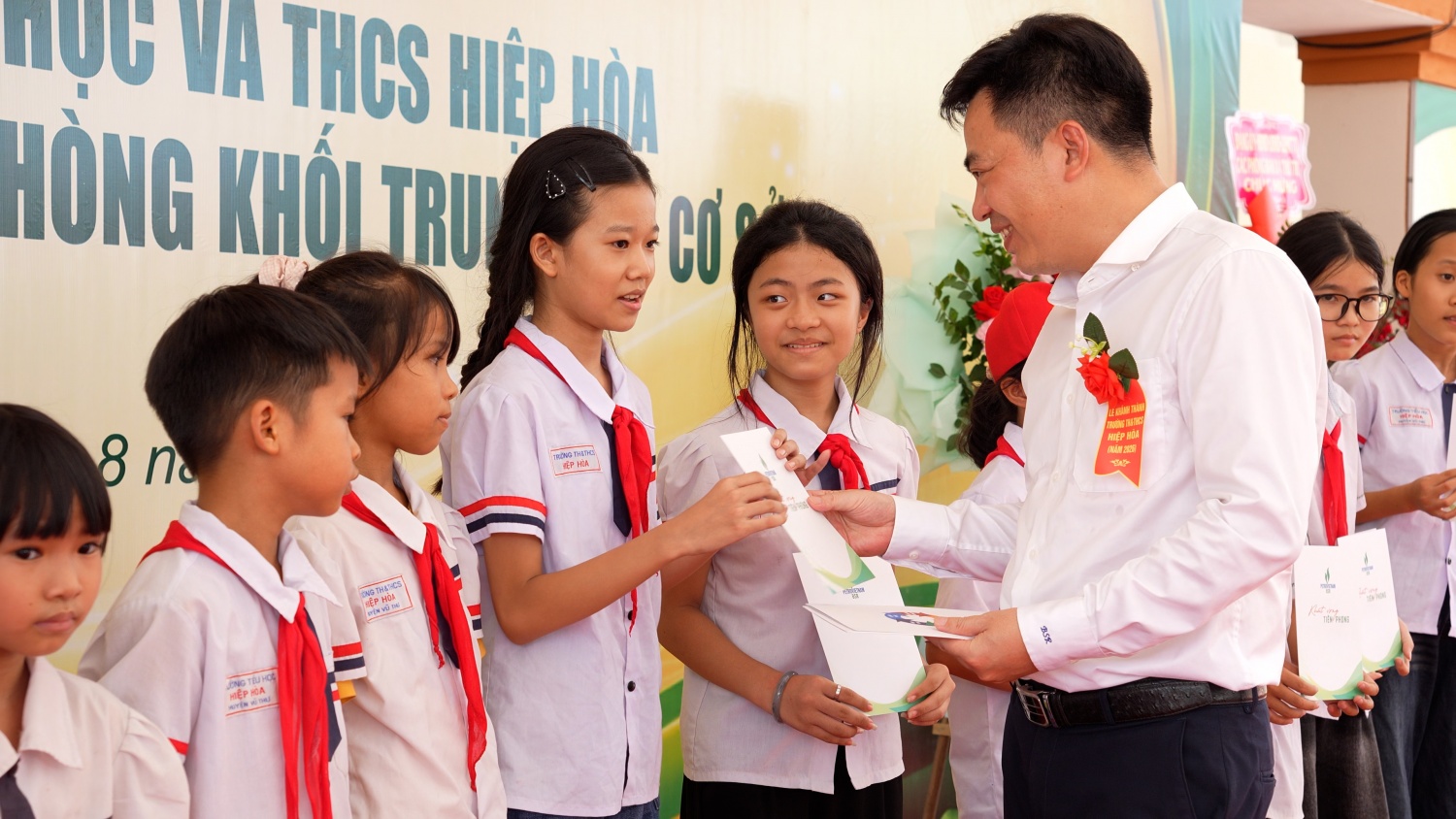 [Chùm ảnh] BSR tiếp sức những ước mơ tại Trường Tiểu học và THCS Hiệp Hòa