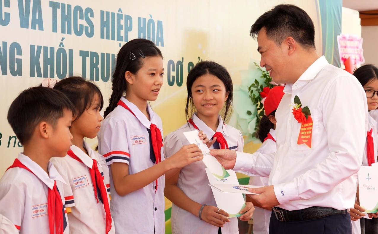 [Chùm ảnh] BSR tiếp sức những ước mơ tại Trường Tiểu học và THCS Hiệp Hòa