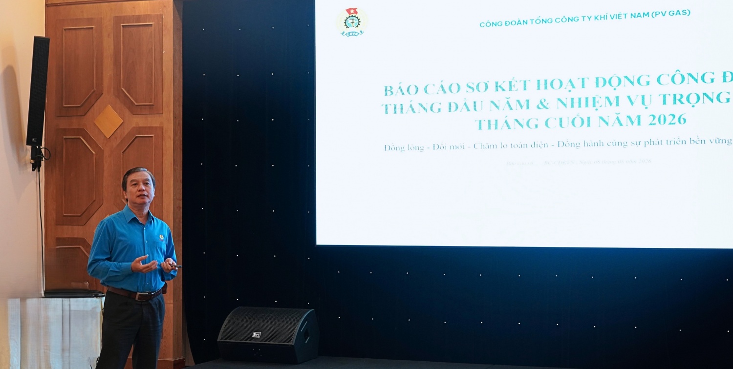 Đồng chí Lê Phước Khôi, Phó Chủ tịch Thường trực Công đoàn PV GAS trình bày báo cáo sơ kết hoạt động Công đoàn tại PV GAS 7 tháng đầu năm và nhiệm vụ trọng tâm 5 tháng cuối năm 2026