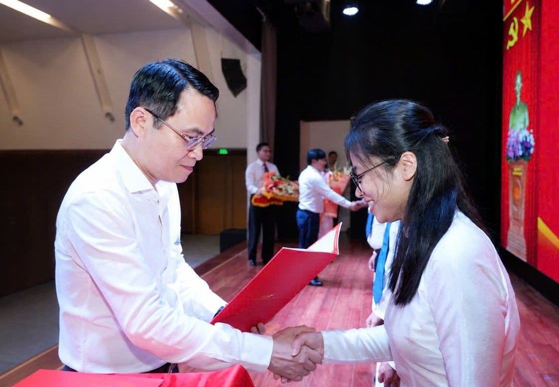 PVEP kết nạp đảng viên mới tại “địa chỉ đỏ”, tiếp lửa truyền thống cách mạng PVEP kết nạp đảng viên mới tại “địa chỉ đỏ”, tiếp lửa truyền thống cách mạng