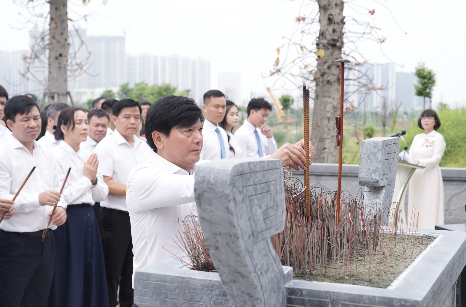 Đồng chí Lê Anh Chiến, Ủy viên Ban Chấp hành Đảng bộ Tập đoàn, Phó Trưởng ban phụ trách Ban Tuyên giáo và Dân vận Đảng ủy Tập đoàn thắp hương tưởng niệm các Anh hùng liệt sĩ Đồng chí Lê Anh Chiến, Ủy viên Ban Chấp hành Đảng bộ Tập đoàn, Phó Trưởng ban phụ trách Ban Tuyên giáo và Dân vận Đảng ủy Tập đoàn thắp hương tưởng niệm các Anh hùng liệt sĩ