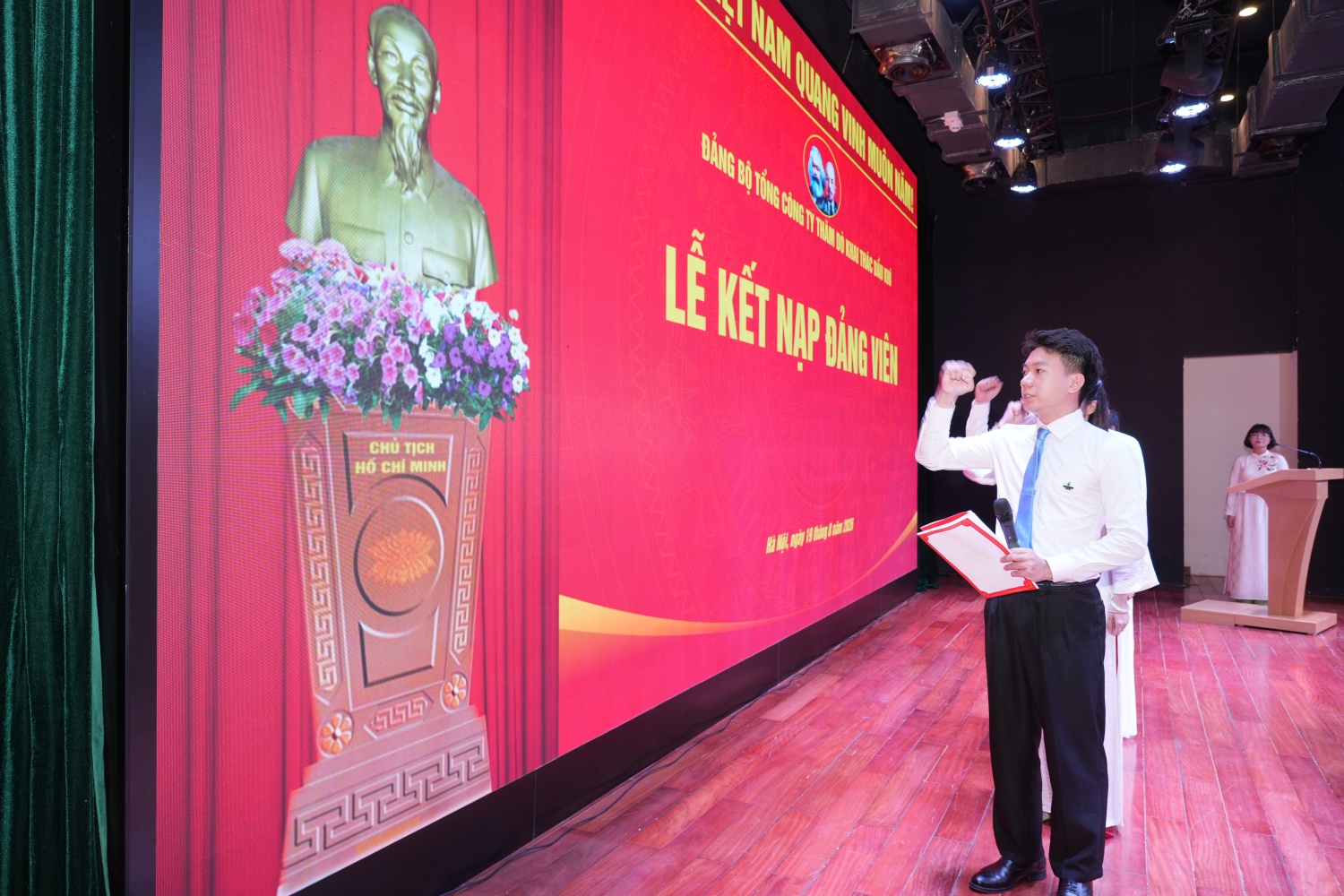 PVEP kết nạp đảng viên mới tại “địa chỉ đỏ”, tiếp lửa truyền thống cách mạng PVEP kết nạp đảng viên mới tại “địa chỉ đỏ”, tiếp lửa truyền thống cách mạng