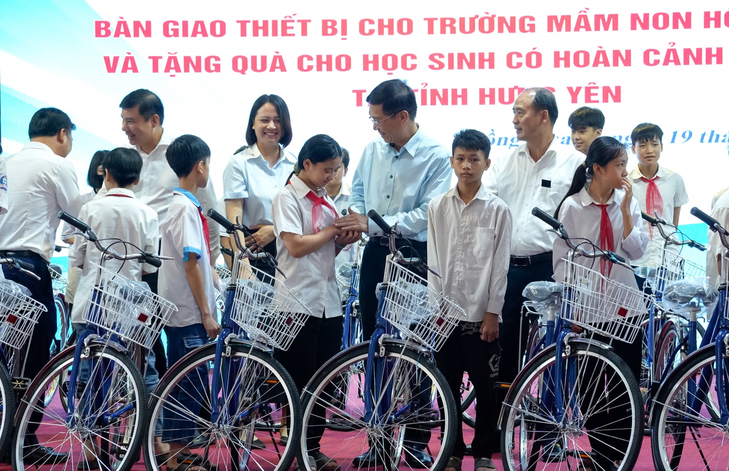 PETROVIETNAM và PV GAS đồng hành cùng học sinh Hưng Yên đón năm học mới PETROVIETNAM và PV GAS đồng hành cùng học sinh Hưng Yên đón năm học mới