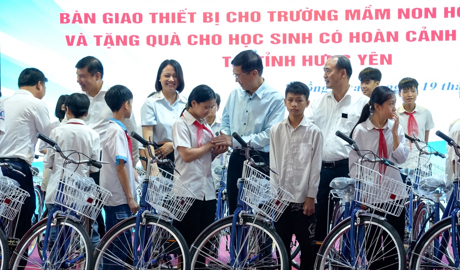 PETROVIETNAM và PV GAS đồng hành cùng học sinh Hưng Yên đón năm học mới