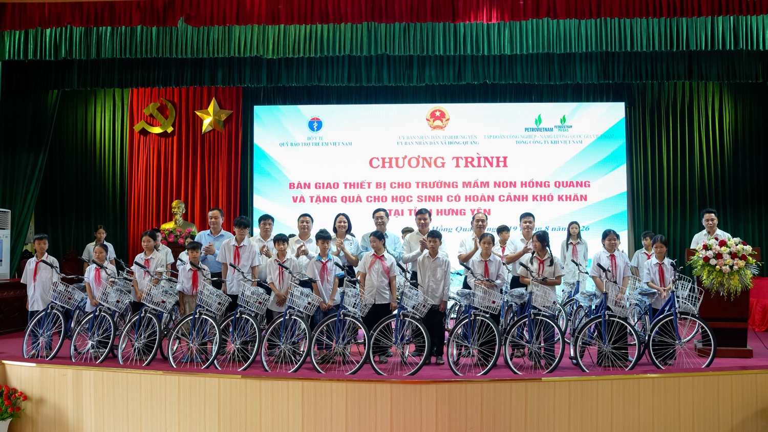 [Chùm ảnh] PETROVIETNAM và PV GAS tiếp thêm động lực cho học sinh Hưng Yên trước thềm năm học mới